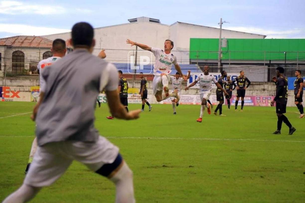 El argentino Álvaro Klusener celebrando su gol que dio el triunfo al Platense ante Real España.