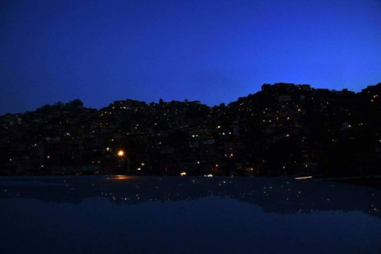 Los hospitales utilizan sus generadores de energía únicamente en las salas de emergencia. Según el presidente interino, Juan Guaidó, al menos 17 pacientes renales han muerto en hospitales al no poder recibir tratamiento.