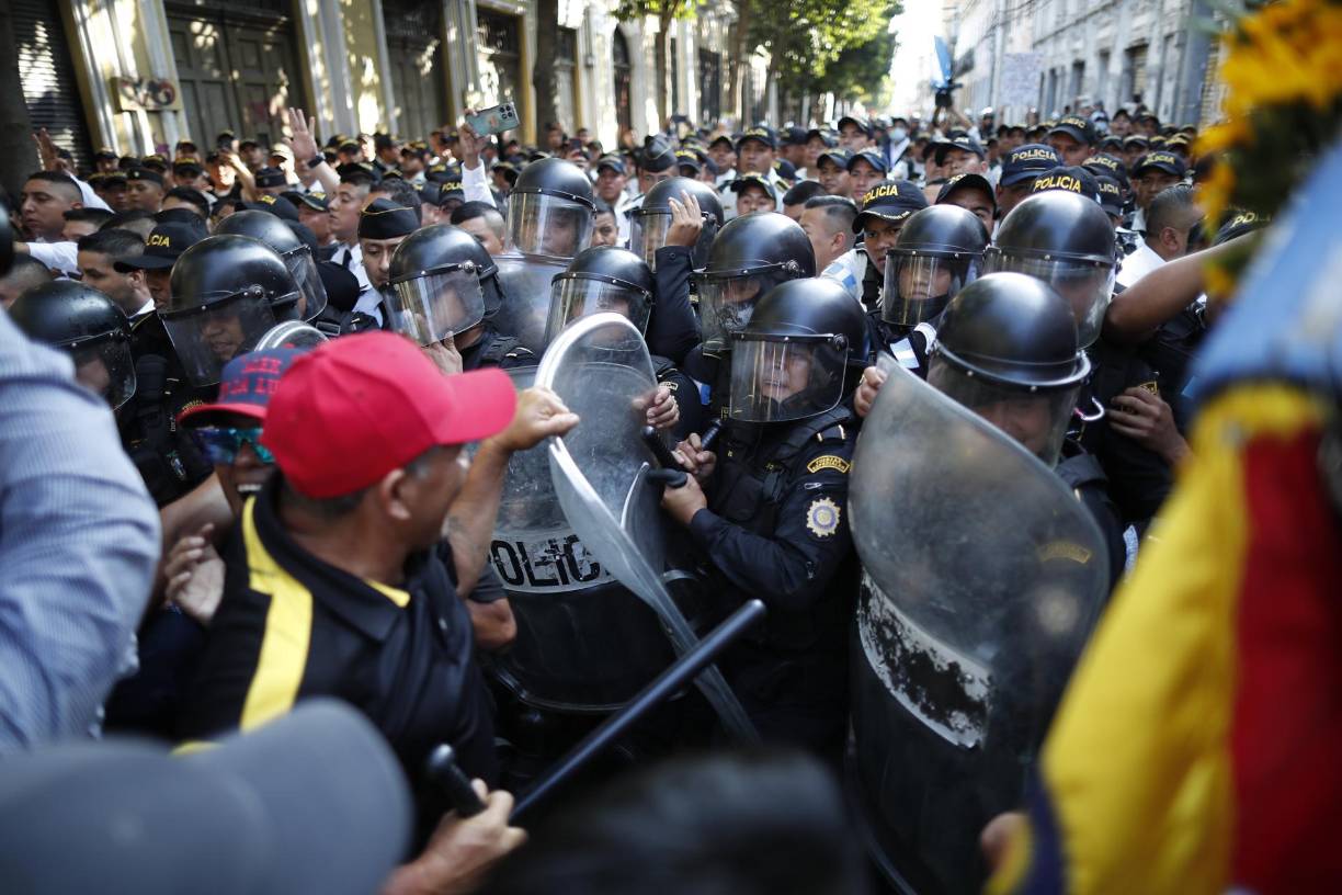 Algunos diputados han denunciado trabas en la instalación del nuevo congreso, que debe realizarse este domingo para poder, después, dar paso a la investidura del presidente electo. 