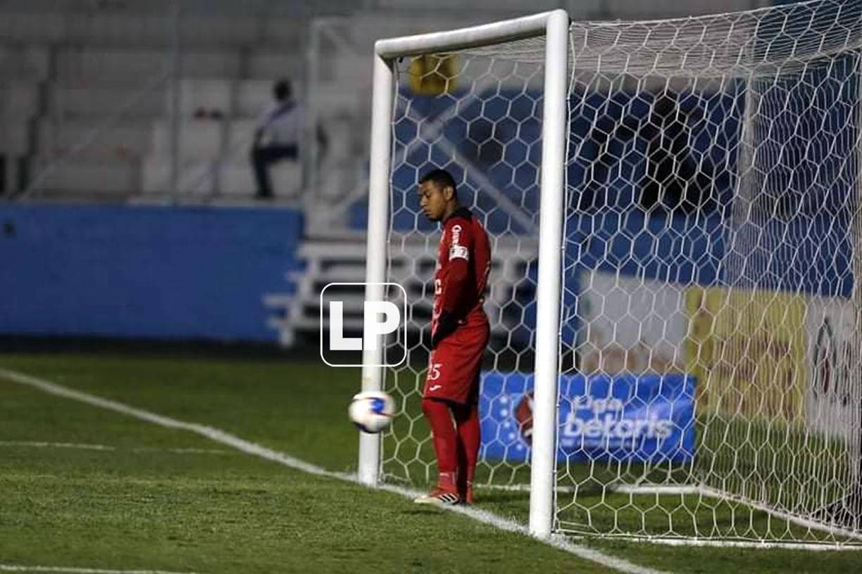 Denovan Torres se quedó parado en el centro de la portería y solo observó como el balón ingresaba al arco.