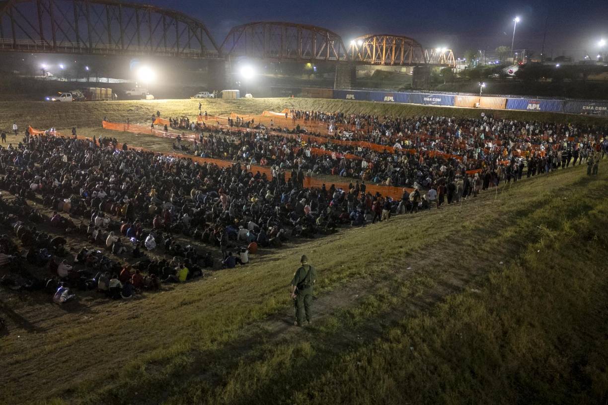 La CBP añadió que, en respuesta a este flujo incrementado, la agencia seguirá “reforzando todos los recursos disponibles para procesar a los migrantes de forma expedita y segura”.