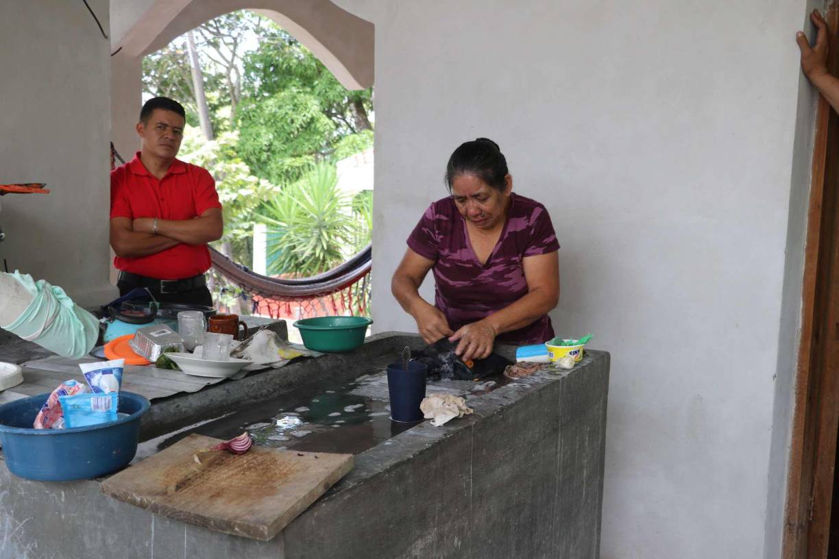 Doña Alejandrina Aguilar dice que no hay un día que no llore a su hijo y a su nieto, quienes fallecieron en el siniestro.