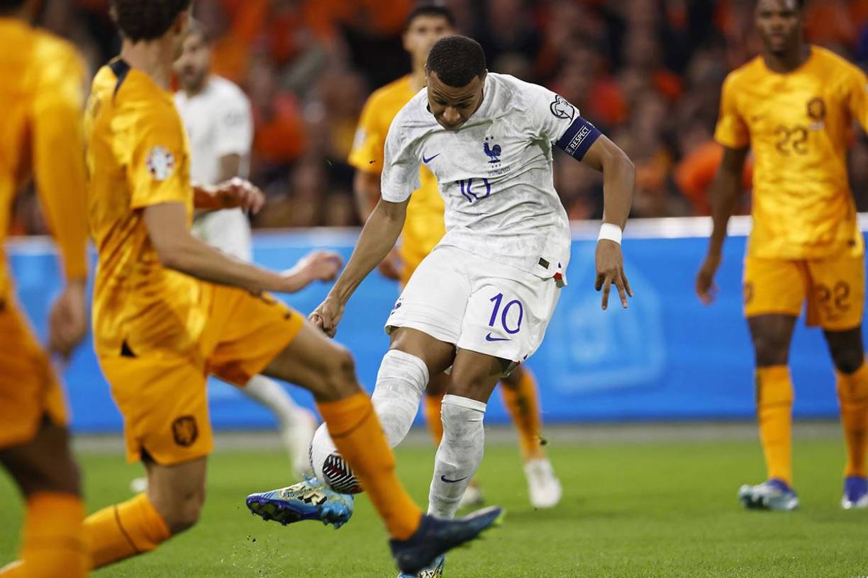 Así le pegó Mbappé desde fuera del área para firmar su segundo golazo para Francia. El delantero se lució a lo grande en Países Bajos.