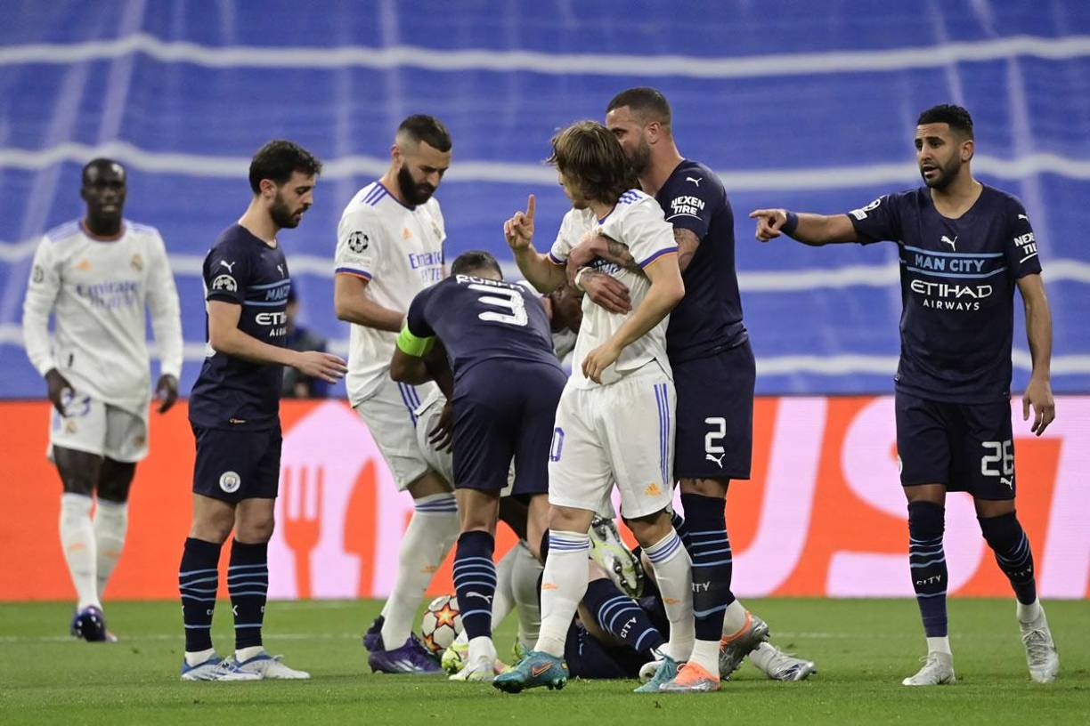 Kyle Walker sujetó a Luka Modric para detener la pelea.