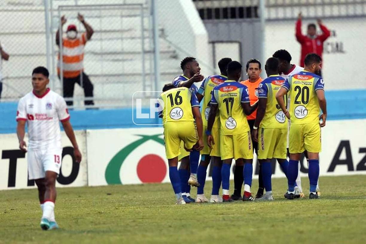 Jugadores del Victoria le reclaman al árbitro por la expulsión de Yaudel Lahera.