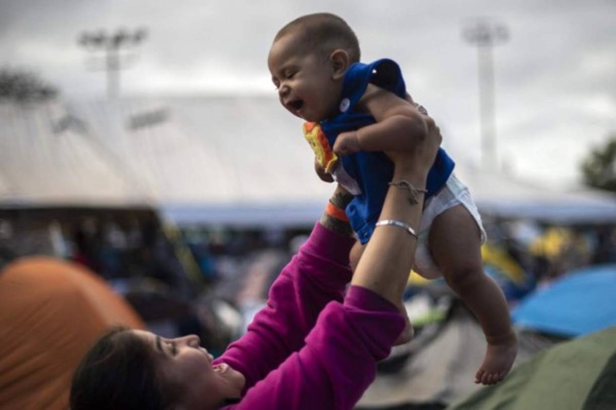 En el albergue instalado en la unidad deportiva Benito Juárez de Tijuana, las autoridades municipales señalaron en su último registro que había 6,062 personas, 516 niñas, 542 niños, 1,127 mujeres y 3,877 hombres.