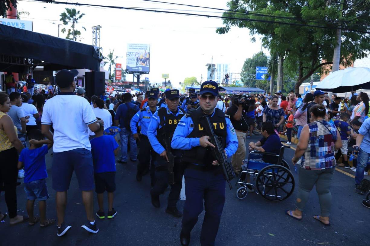 La Policía Nacional y Policía Militar del Orden Público realizan un mega operativo con agentes desplazados en todo el perímetro. 
