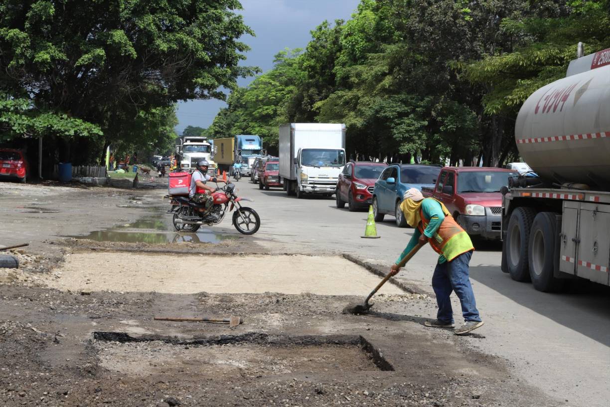 Propietarios de llanteras ubicadas al costado de este trayecto comentaron a LA PRENSA que carros turismos, camionetas y pick-up ya se han dañado al caer en los baches a alta velocidad por las noches, pues desconocen el estado de la vía.
