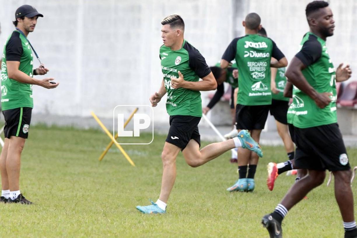 Francisco Martínez se presentó al entrenamiento usando los tacos que le regaló Brayan Beckeles.
