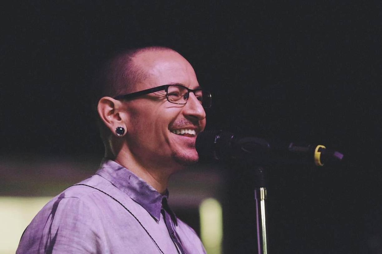 Chester Bennington. Vocalista de Linkin Park, se quitó la vida el 20 de julio de 2017 a los 41 años en su casa de California. Su trágica muerte por ahorcamiento ocurrió poco antes de una gira por Norteamérica. Pese a que poco antes había compartido en Twitter su entusiasmo por nuevas canciones, Bennington había enfrentado luchas internas a lo largo de su vida. 