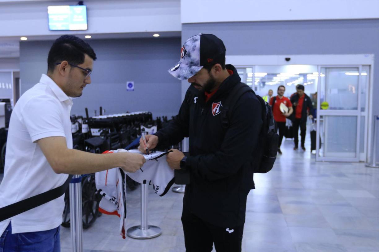 El hondureño Kevin Madrid fue atendido por el Atlas. En la imagen el entrenador Benjamín Mora le firma una camiseta al catracho.