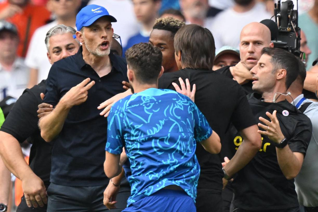 Luego, fueron separados y expulsados y ese fue el final de un duelo en el que los banquillos del Chelsea y del Tottenham protagonizaron este domingo.