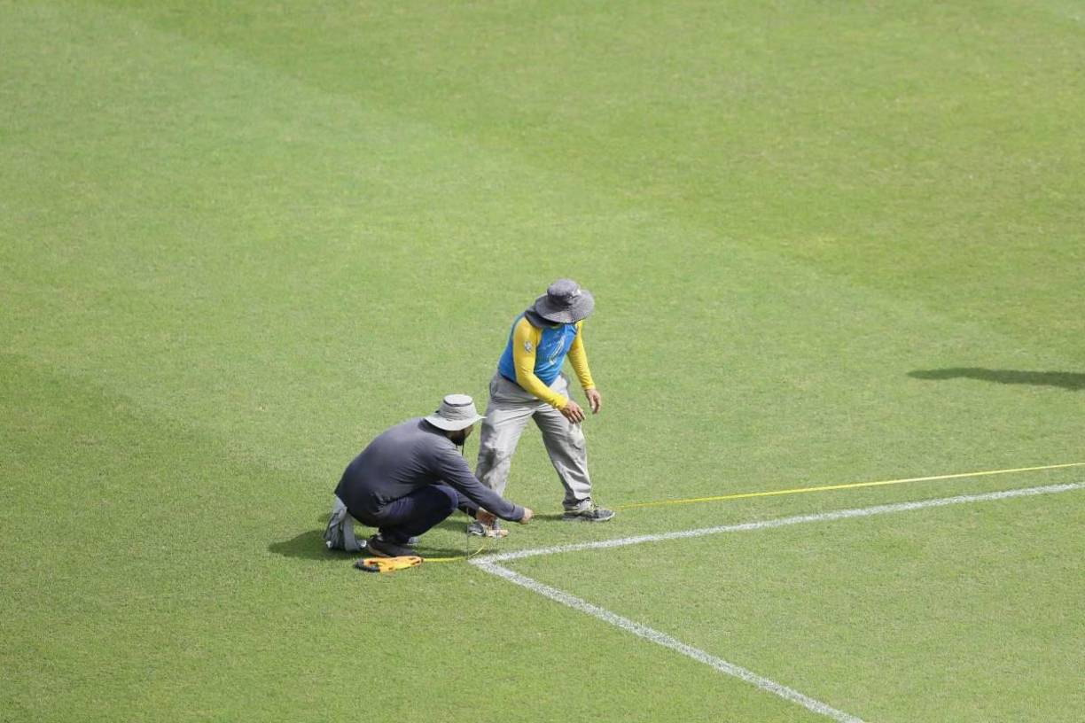 También se está trabajando en la medición de la cancha y este miércoles se empezaran a marcar las líneas en el terreno de juego, así lo confirmaron a Diario LA PRENSA las personas que trabajan mantenimiento de la cancha.