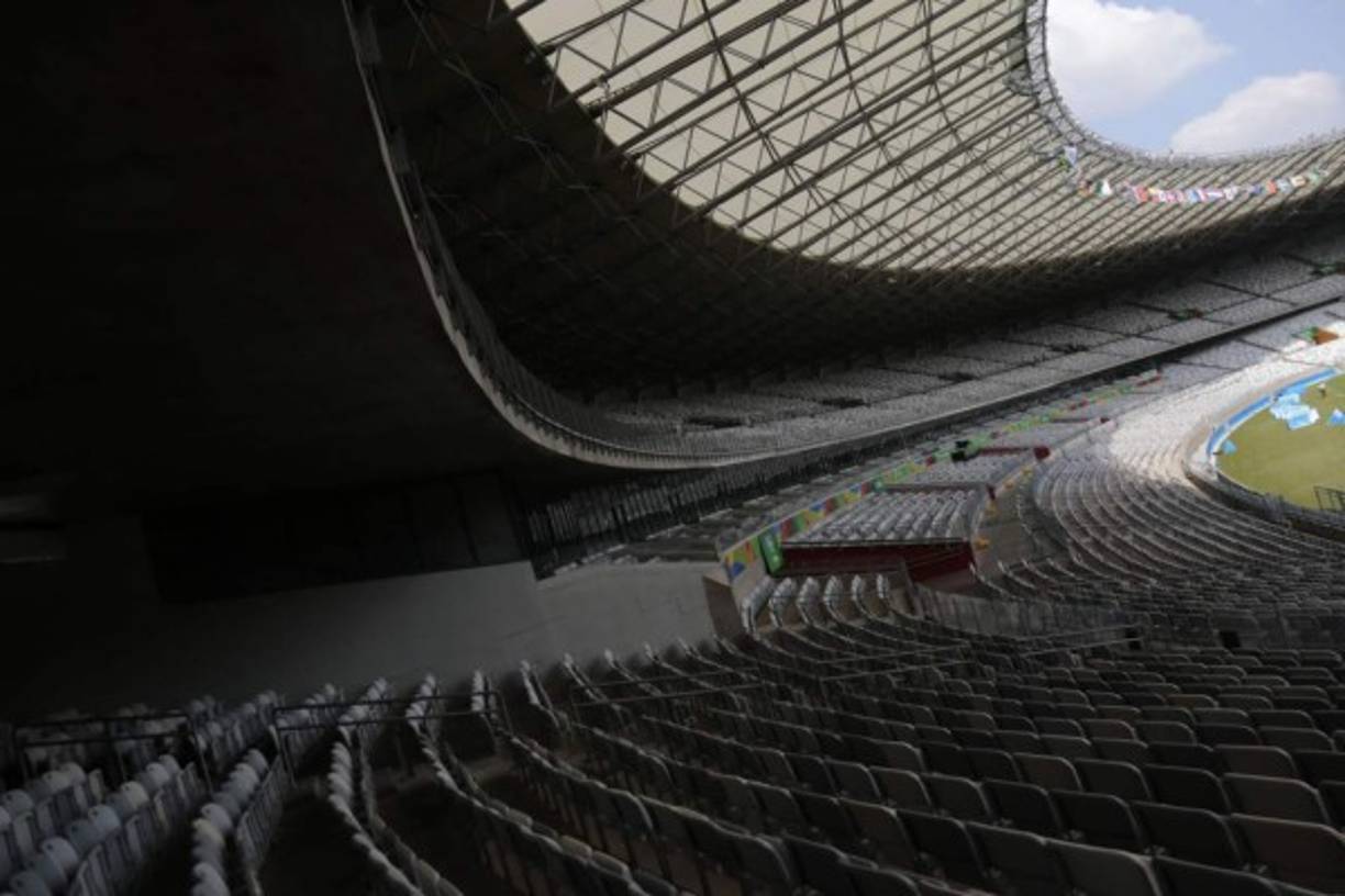 Su nombre original es estadio Governador Magalhães Pinto, pero se le conoce popularmente como el Mineirao, su capacidad es para 62,000 espectadores.