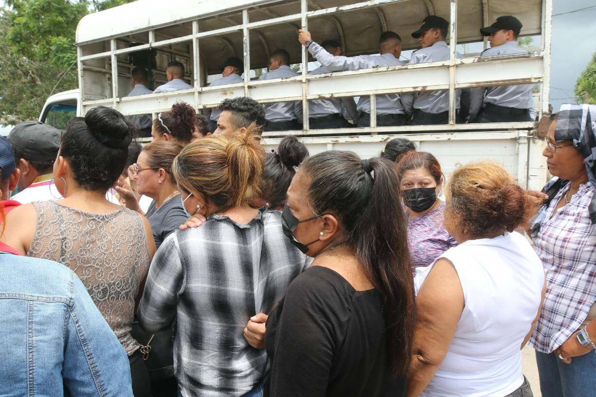 Se sumaron a los 260 de la PMOP que custodian actualmente a las 661 presas en el PNFAS, donde, un año después de la masacre, decenas de albañiles amplían los bloques de celdas de concreto pues tienen capacidad solo para 400 reclusas.