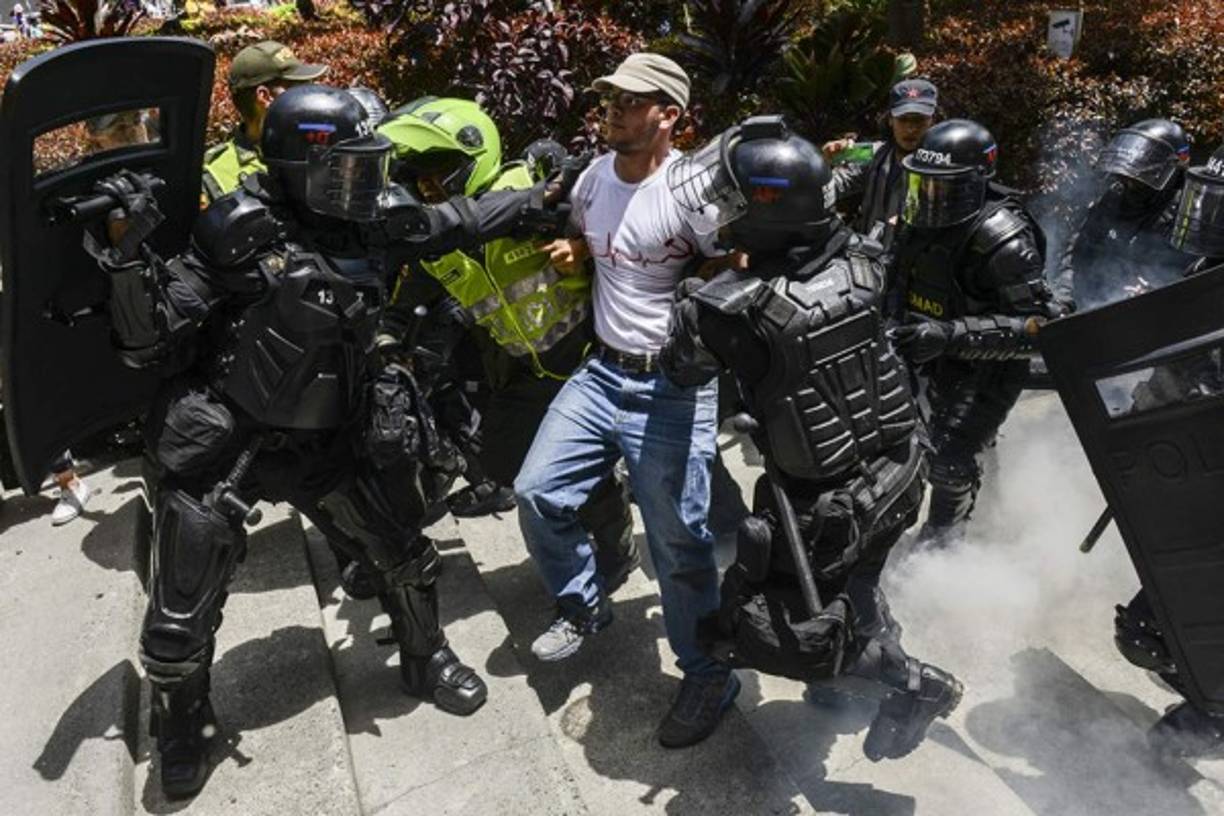 En Colombia se registraron algunos disturbios, aunque no en gran manera como en los antes mencionados. Las autoridades detuvieron a varias personas en la marcha del Día del Trabajador.