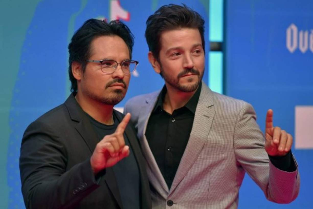 El actor Diego Luna posó junto al también actor Michael Peña.