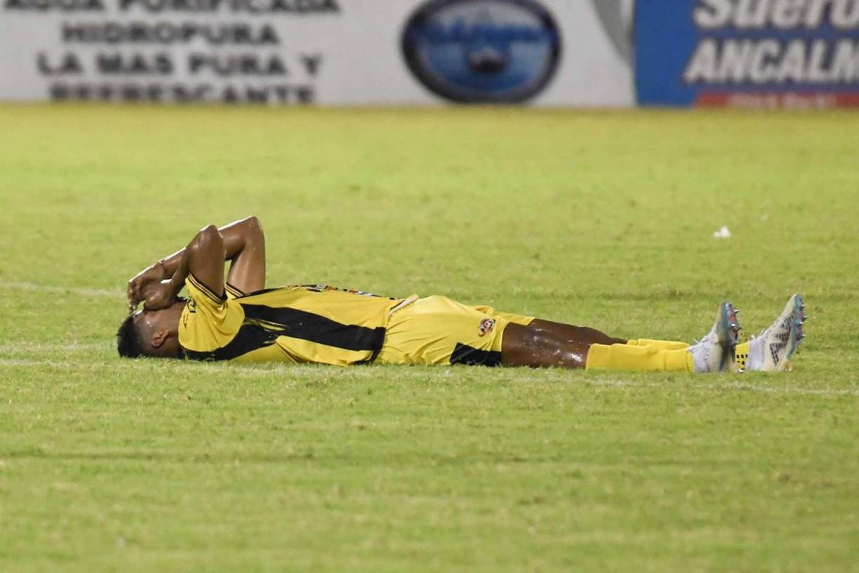 La tristeza de los jugadores del Génesis de Comayagua al sufrir su quinta derrota del Torneo Apertura 2024.