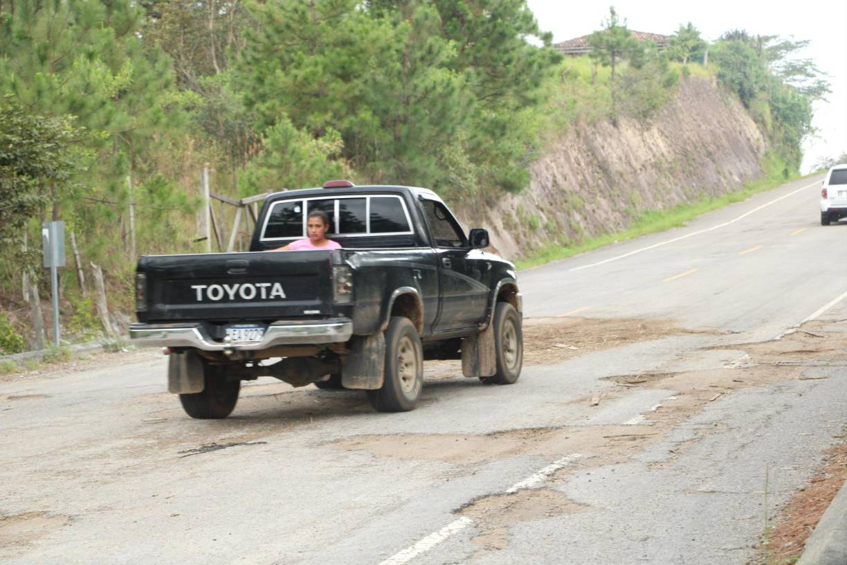 Entre La Esperanza y Jesús de Otoro, Intibucá, hay unos 41 kilómetros que tienen incalculable número de baches. Pobladores aguardan con paciencia que este tramo carretera sea pavimentado en los próximos meses.