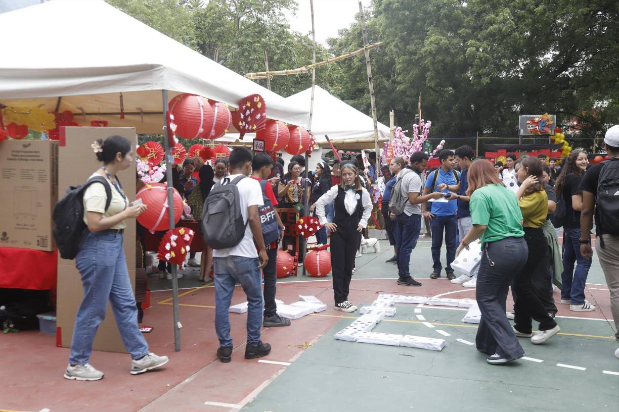 También participaron en actividades como karaoke, cosplays y una fiesta bailable al final de la jornada. 
