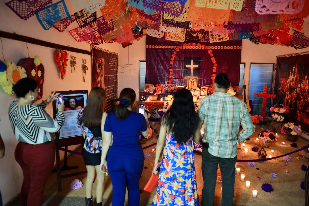 El público llegó y tomó sus respectivas fotografías y videos. La cantidad de elementos hizo que cada quien se tomara su tiempo para apreciarlo. 