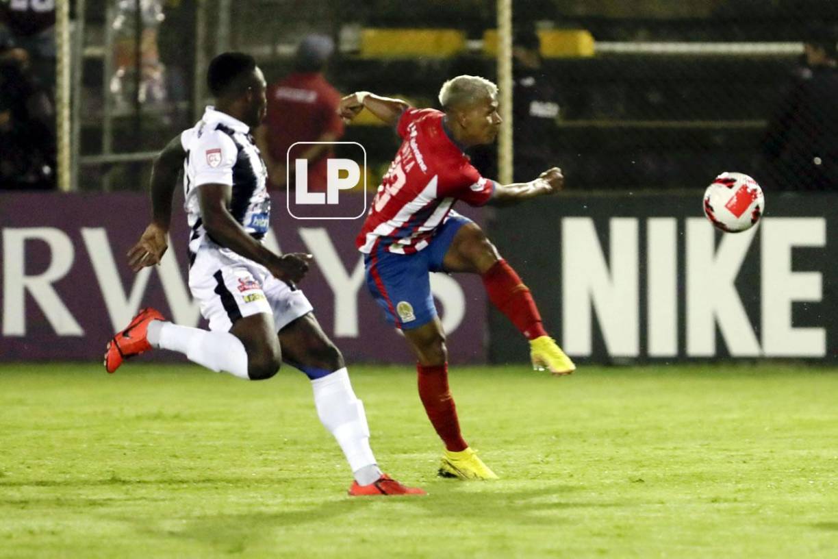 Brayan Moya marcó el primer gol del Olimpia con esta volea de zurda. ¡Golazo!