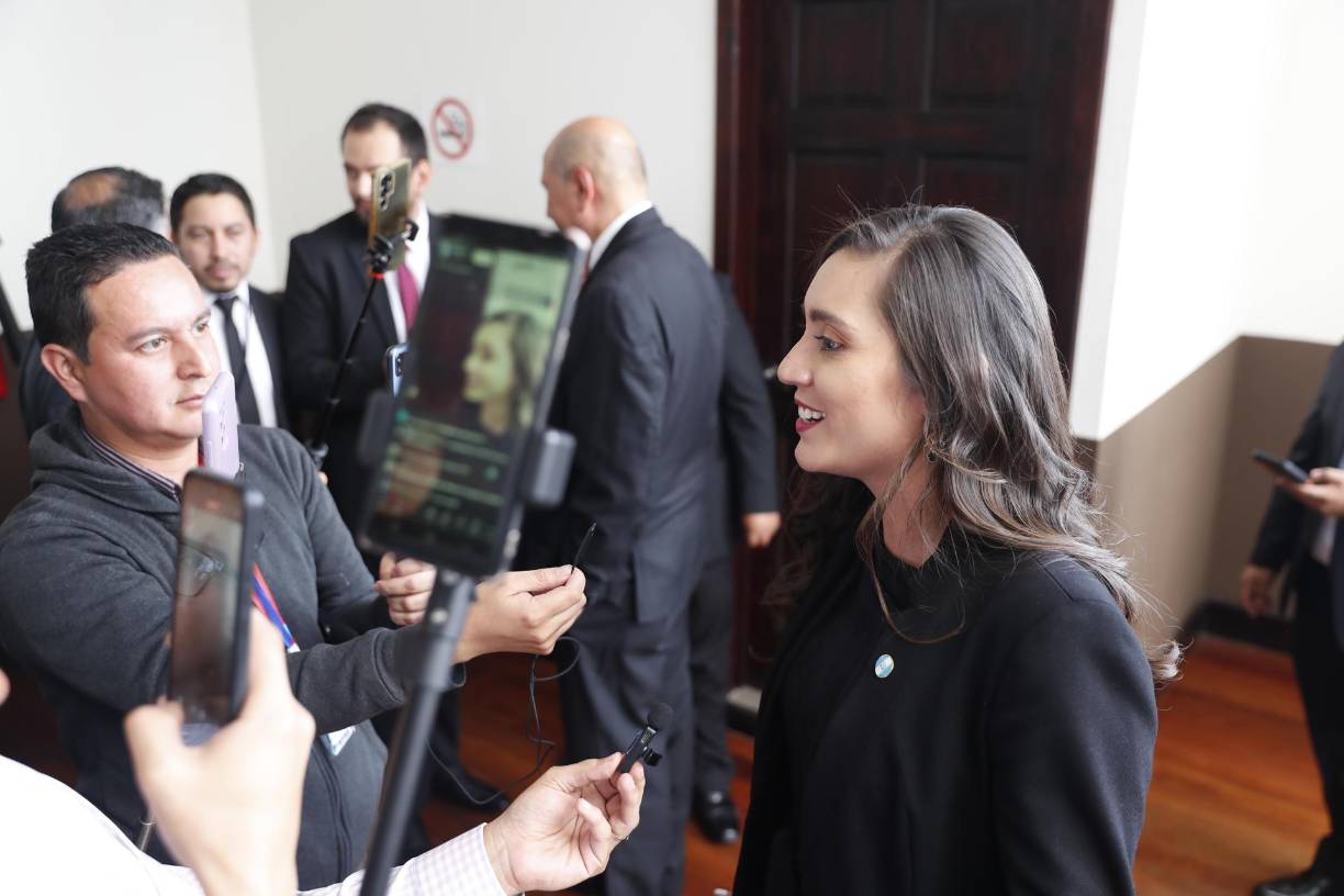 Los diputados de oposición Aldo Dávila, del partido Winaq, y Karina Paz, del partido Vos y reelegida en el cargo, recriminaron que no avanza el proceso para darles posesión a los diputados elegidos en los comicios de junio de 2023, mientras se piden nuevos requisitos que no están en la ley. 