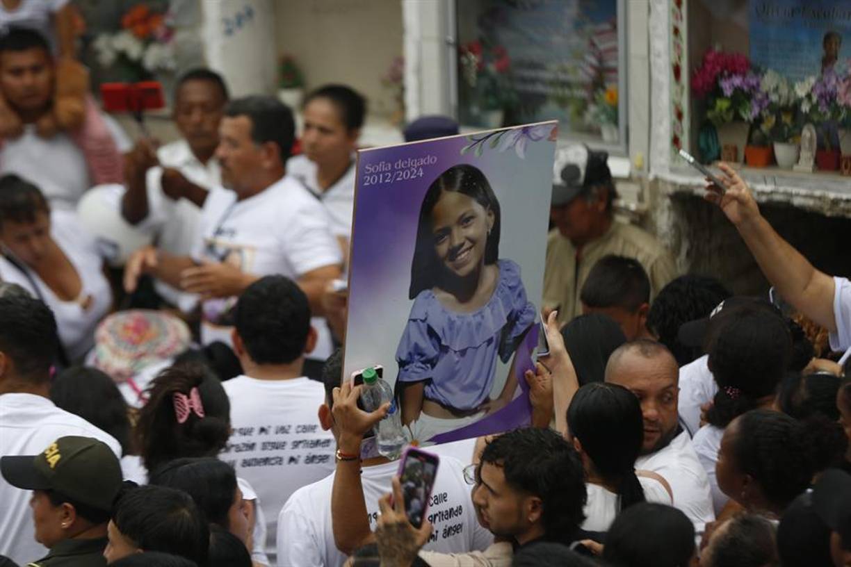Más de 3.000 personas, la mayoría vestidas de blanco y exigiendo justicia, se congregaron este sábado en la localidad colombiana de Candelaria (suroeste), para darle el último adiós a Sofía Delgado Zúñiga, de 12 años, asesinada el pasado 29 de septiembre por un hombre que reconoció el feminicidio.