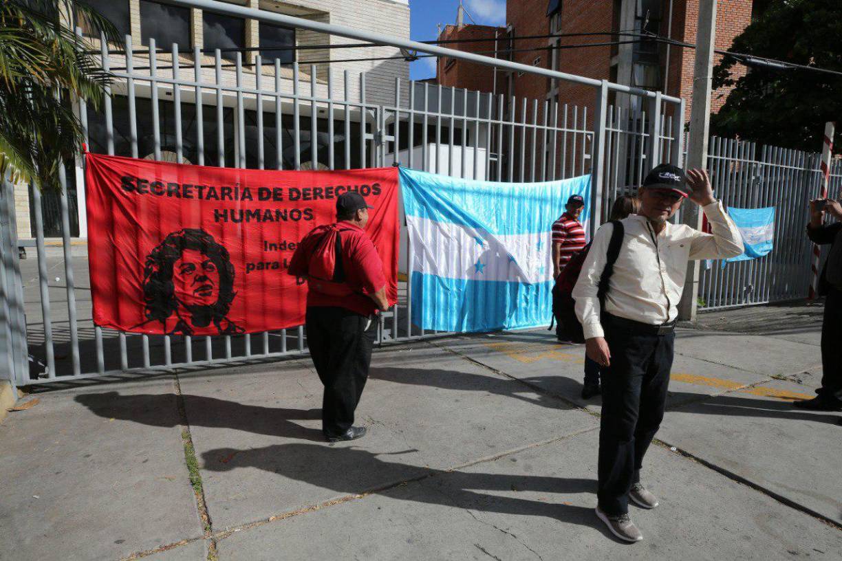 Algunos empleados de la Secretaría anda con capuchas en sus rostros. Otros gritan justicia y algunos sostienen pancartas.