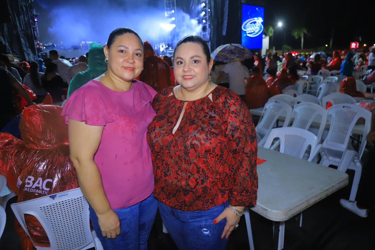 La lluvia tampoco detuvo a Dania y Nancy Meza.
