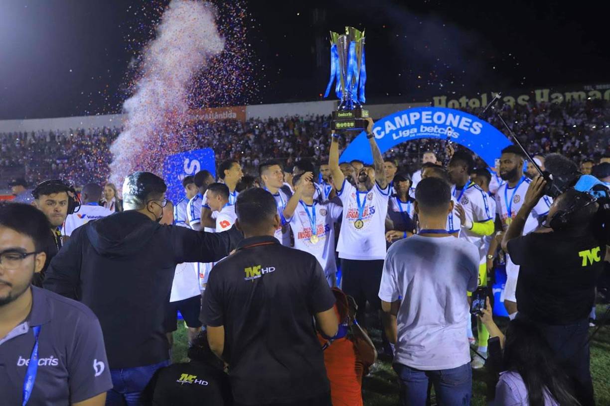 Jerry Bengtson, como capitán del Olimpia, se encargó de levantar la Copa 35 del León.