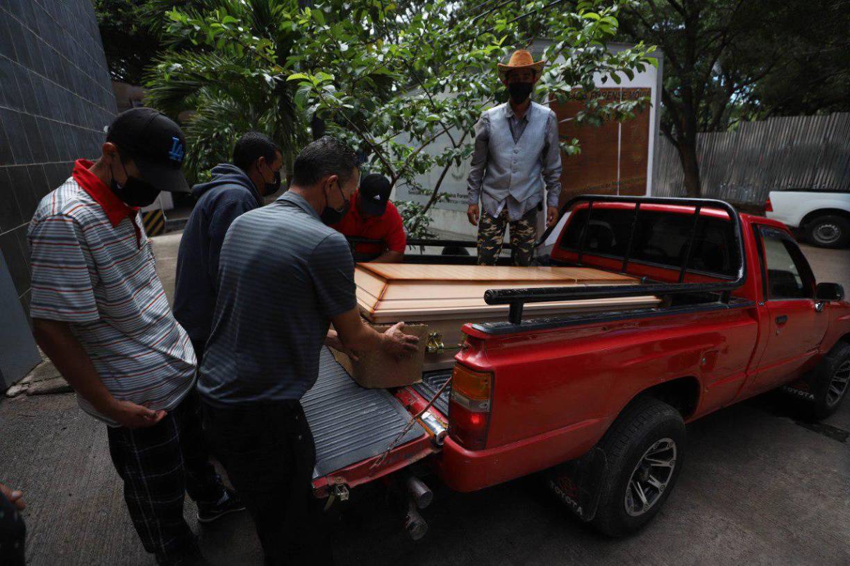 Hermanas, primos y amigos de Jaime Noé, retiraron de Medicina Forense su cuerpo ayer.