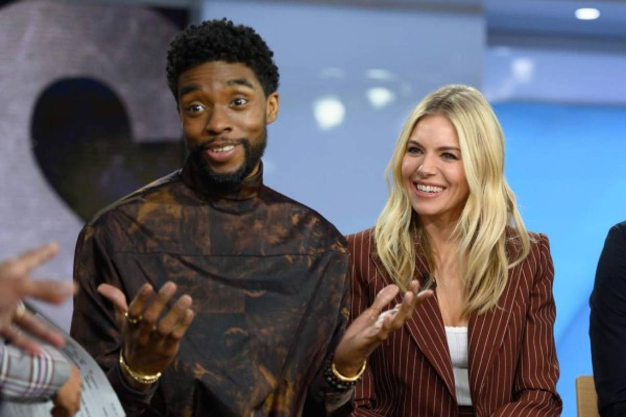 Chadwick Boseman falleció el 28 de agosto a consecuencia de un cáncer de colon que mantuvo en la esfera privada y sorprendió a sus seguidores, a pesar de que llevaba varios meses en los que se le veía muy delgado. Tras años de trabajos en televisión, Boseman, de 43 años, logró la fama mundial al interpretar al protagonista de 'Black Panther' (2018).