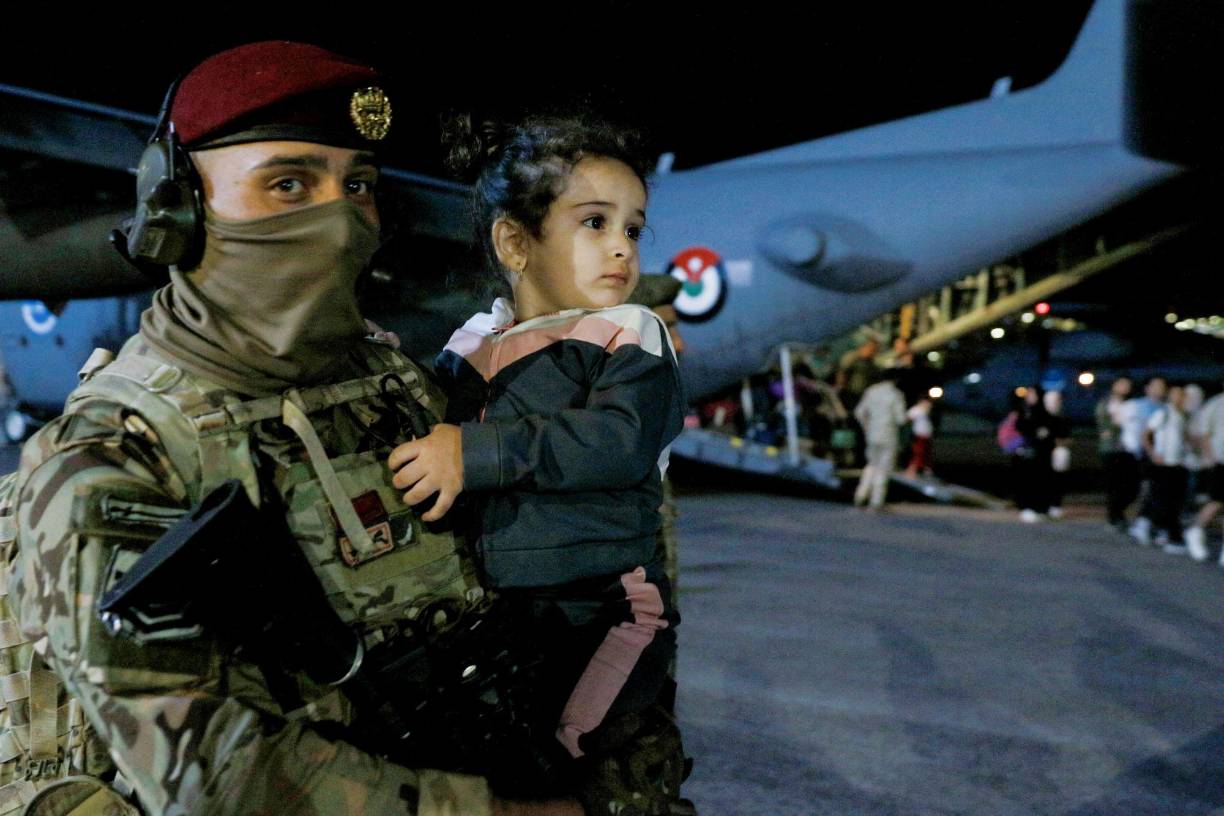 Varias capitales árabes también evacuaron a cientos de sus nacionales.