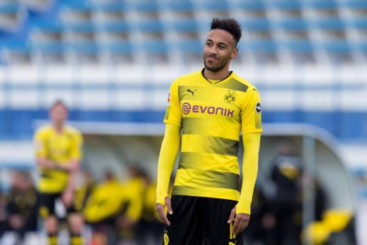 Arsene Wenger, entrenador del Arsenal, ha comparecido en rueda de prensa este viernes y le preguntaron por el fichaje de Pierre Emerick Aubameyang. '¿Pasará algo más? Por el momento, no sé. Está lejos de cerrarse. Es posible que fichemos a alguien más, pero no os daré ningún nombre', ha dicho.