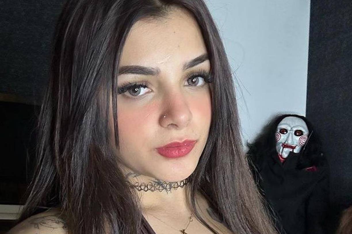 La joven modelo Karely Ruiz se mostró muy feliz con su trabajo como creadora de contenido erótico.