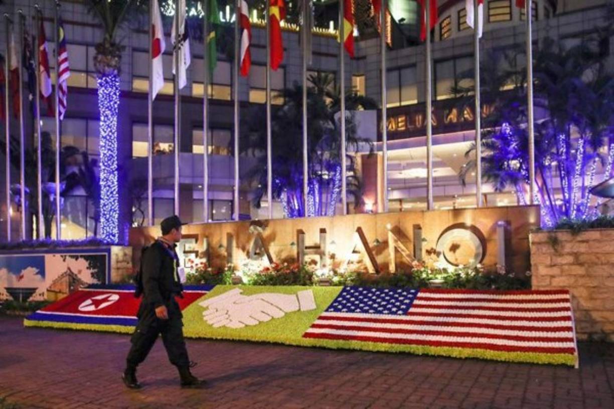 Las calles céntricas y la carretera que conecta con el aeropuerto llevan días engalanadas con miles de flores, banderas de Corea del Norte, Vietnam y EEUU sujetas a la imagen de un apretón de manos y pancartas con los lemas 'Hanoi, la ciudad de la paz' y 'Asociación por una paz duradera'.