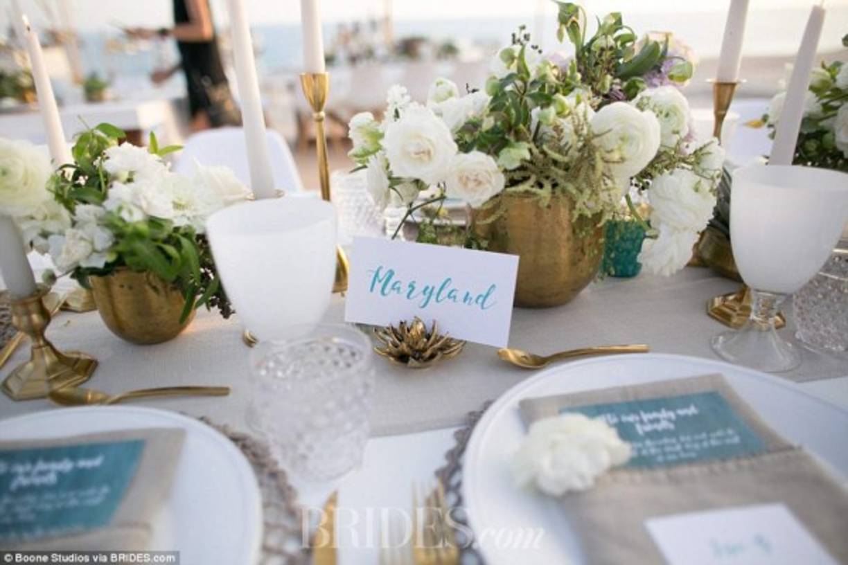 Las mesas estaban finamente decoradas con detalles del color del vestido de la novia y el novio.