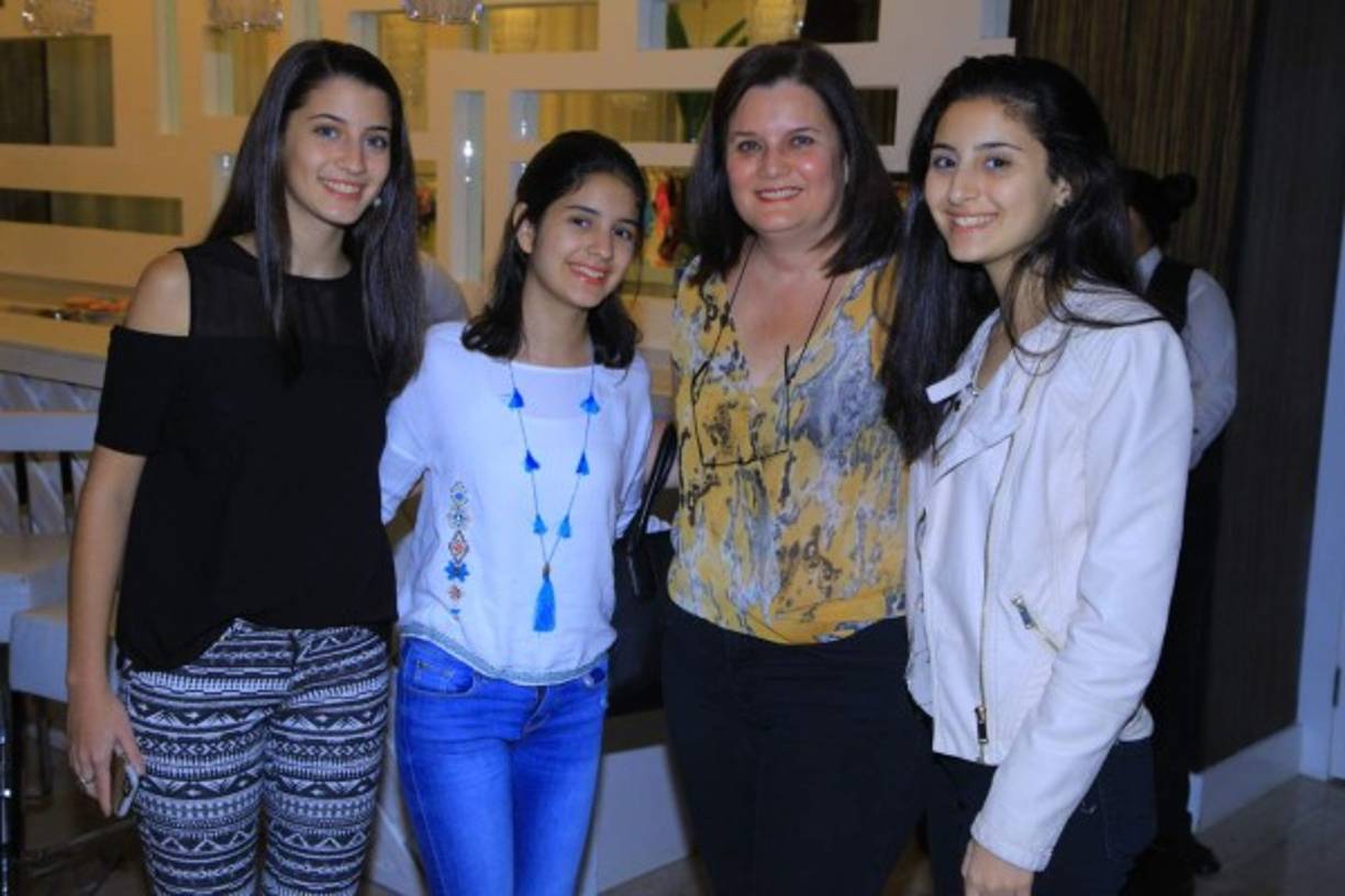 Giselle Larach, Elena Morales, Carmen y Carmen Larach .