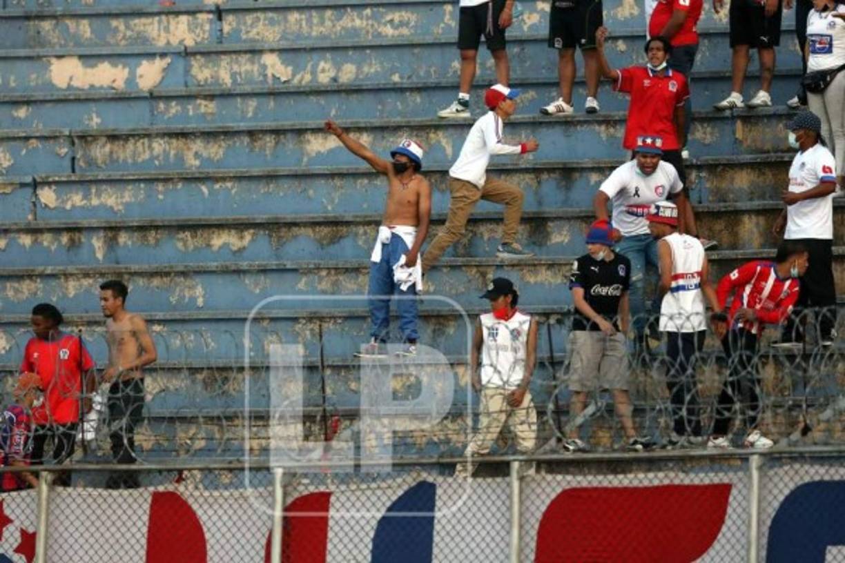 Miembros de la Ultra Fiel protagonizaron disturbios en las gradas del estadio Nacional.