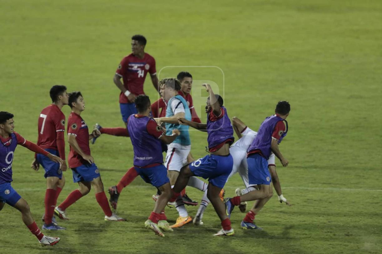 Las patadas entre jugadores de ambas selecciones fue evidente.