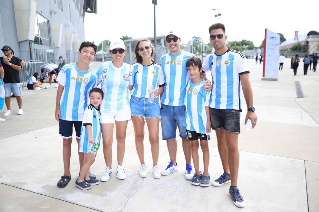 Los aficionados argentinos empezaron a llegar al Mercedes-Benz Stadium desde tempranas horas previo al inicio del partido.