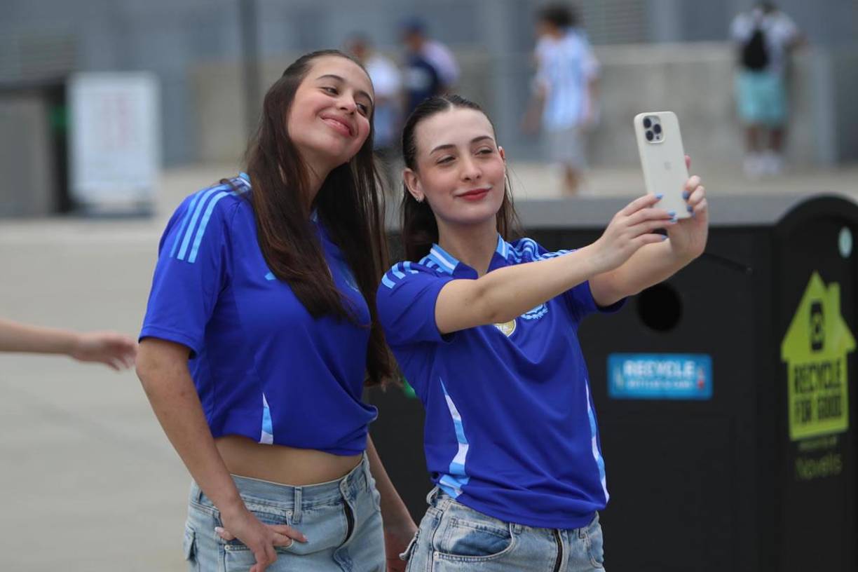 La belleza de las aficionadas argentinas en el Mercedes-Benz Stadium de Atlanta.