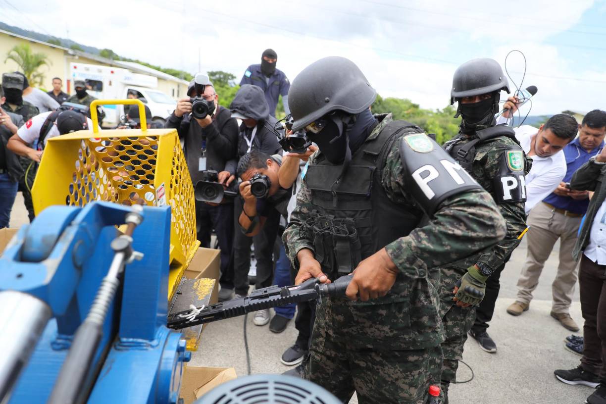 En tanto, el ministro de la Secretaría de Defensa, José Manuel Zelaya, manifestó que las prisiones no volverán a ser escuelas del crimen. 