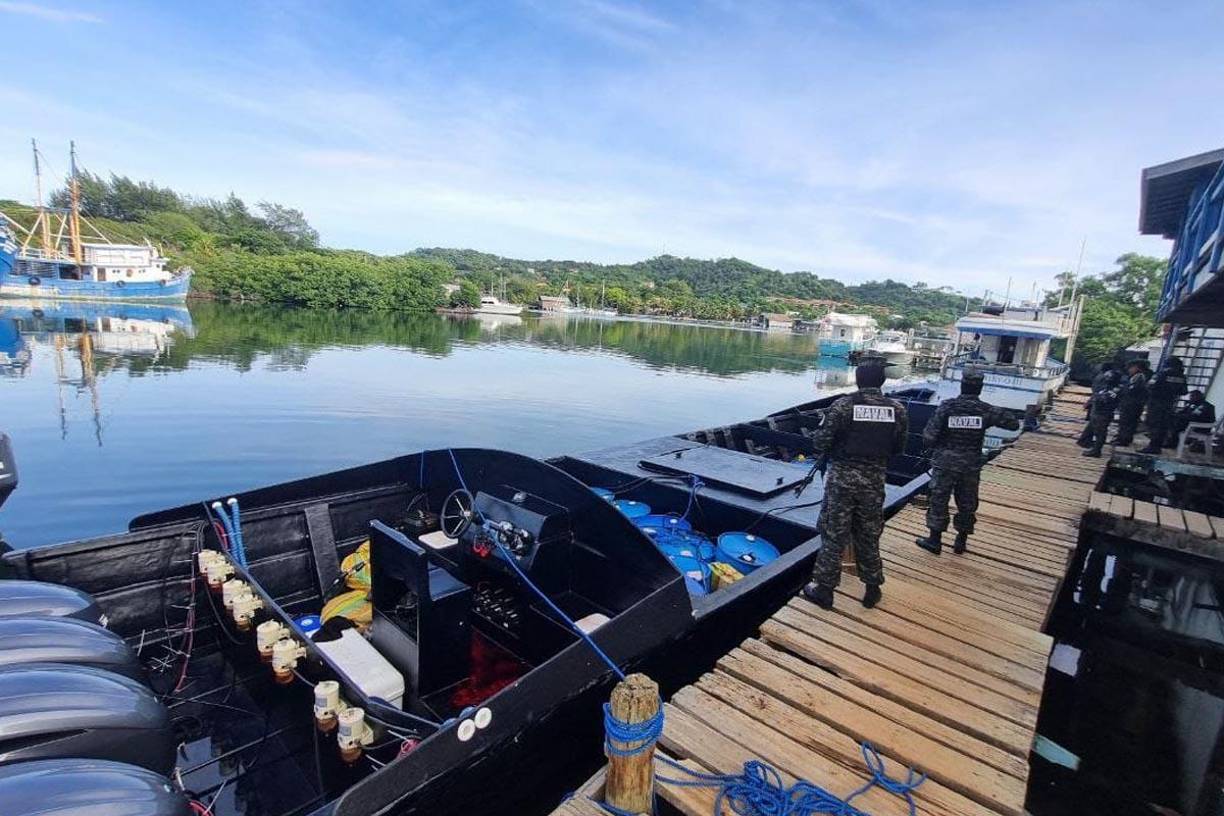 “Un total de 3.774 kilogramos de supuesta cocaína empacados en 152 sacos es el total de la droga incautada” por elementos de la Fuerza Naval de Honduras, indicó la Secretaría de Defensa de Honduras en la red social X.