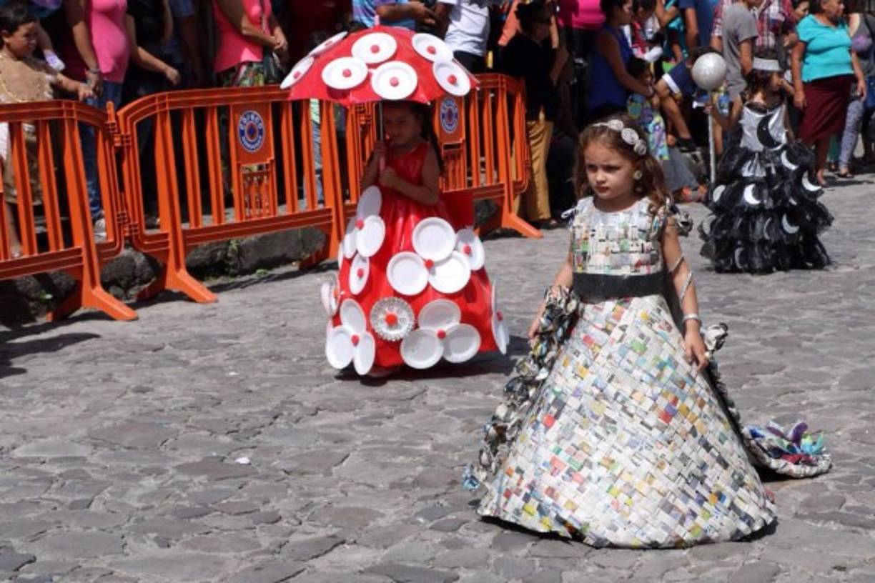 Los niños vistieron trajes típicos en honor a las tradiciones elaboradas con materiales reciclables para recordar la protección del medio.