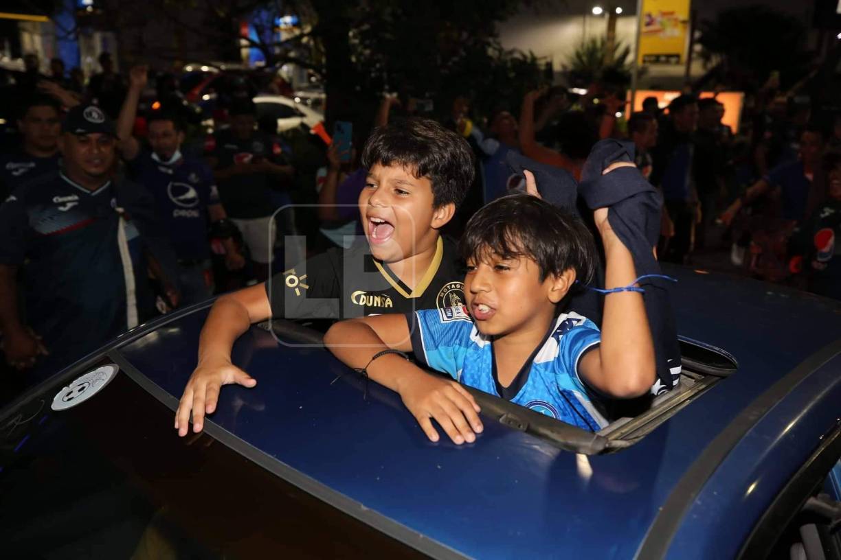 Los niños también participaron en los festejos tras el título conseguido por el Fútbol Club Motagua.