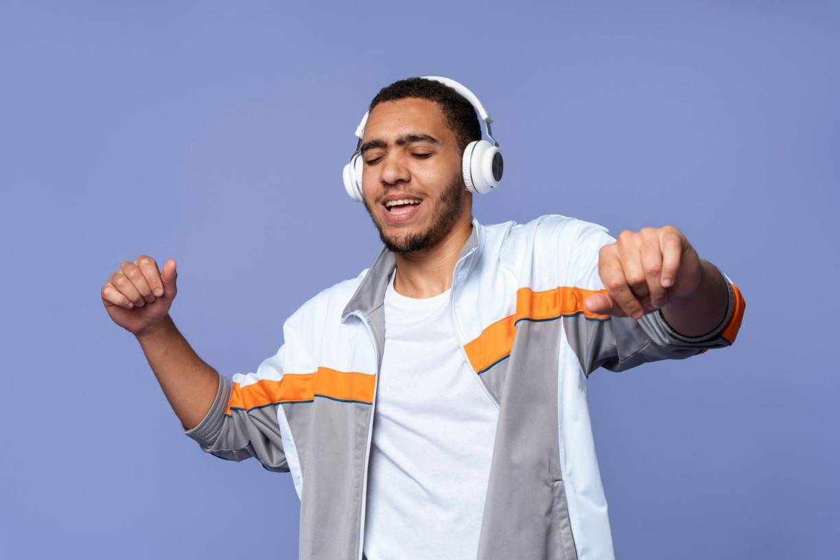 Musicoterapia: utiliza la música para mejorar el estado emocional y psicológico de las personas. Escuchar o crear música puede reducir el estrés, mejorar el estado de ánimo y fomentar la relajación. Además, se ha demostrado que la musicoterapia es efectiva en el tratamiento de trastornos como la depresión y la ansiedad, así como en el manejo del dolor crónico.Numerosas investigaciones científicas sobre esta disciplina demuestran la utilidad de la musicoterapia en la educación y la rehabilitación de pacientes médicos. También se utiliza para tratar ciertas patologías mentales, como la ansiedad y la depresión, o neurológicas, como la demencia y el Alzhéimer. La musicoterapia puede llevarse a cabo principalmente de dos formas:Activa: consiste en cantar o tocar instrumentos interpretando la música.Receptiva: se basa en escuchar música para generar climas de relajación o motivación. También puede usarse simultáneamente con otras expresiones artísticas, como la danza, la pintura o el teatro.