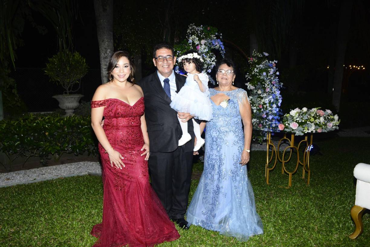 Vanessa, Roger y Pastora Escobar posan con la pequeña Mía Bonilla