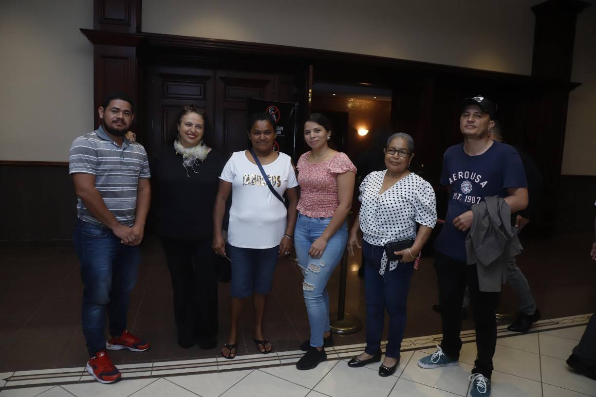 Alberto Aguilar, Bárbara Ortíz (directora de la fundación), Evenilda Girón, Greibin Carvajal, Suyapa Gallardo y Joe Lazo. Habitantes de la aldea Arena Blanca.
